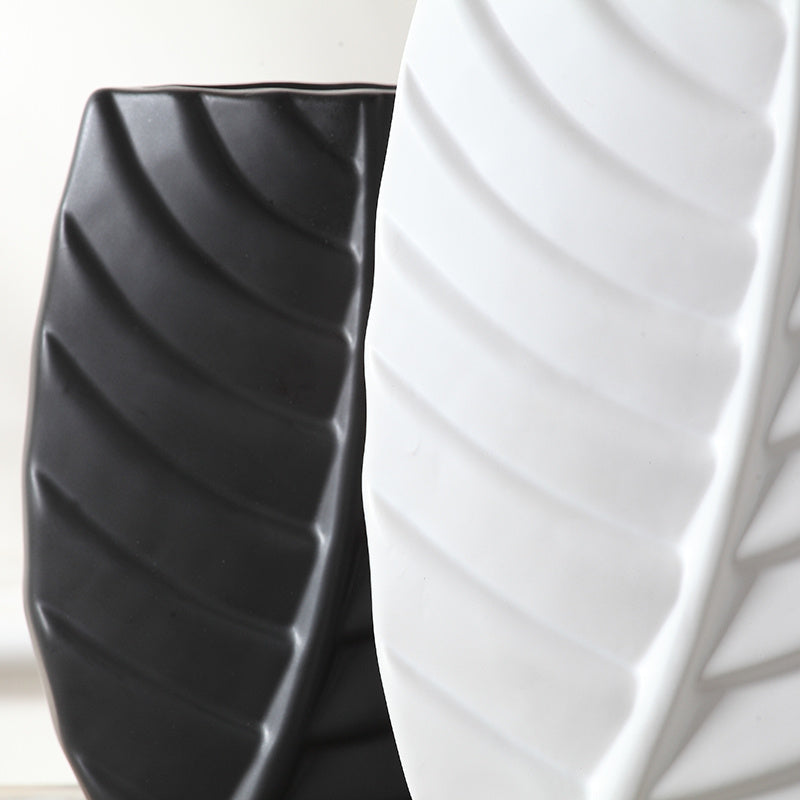 Modern Leaf-Shaped Ceramic Vase – Nordic Luxury Table Decor