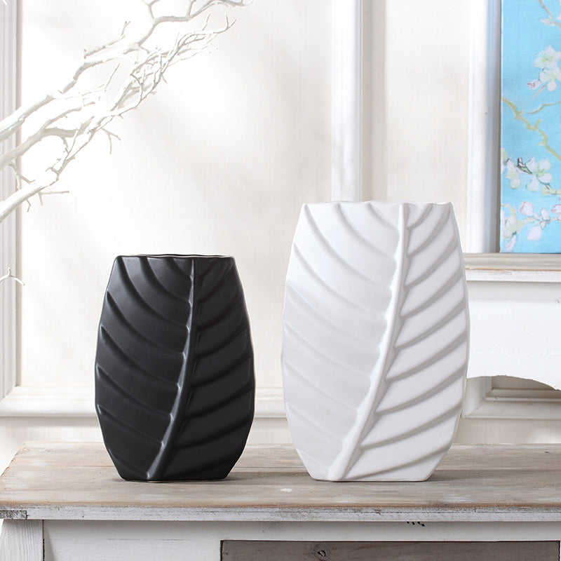 Modern Leaf-Shaped Ceramic Vase – Nordic Luxury Table Decor