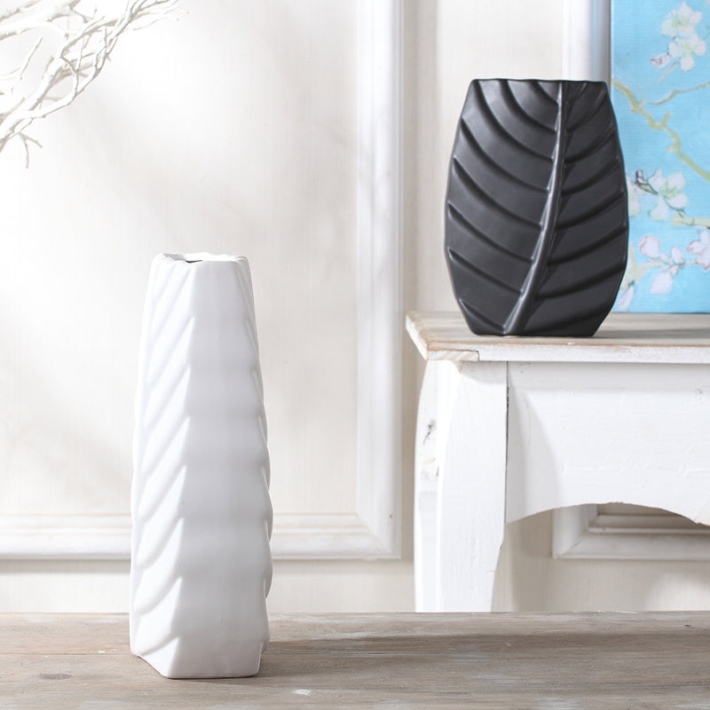Modern Leaf-Shaped Ceramic Vase – Nordic Luxury Table Decor